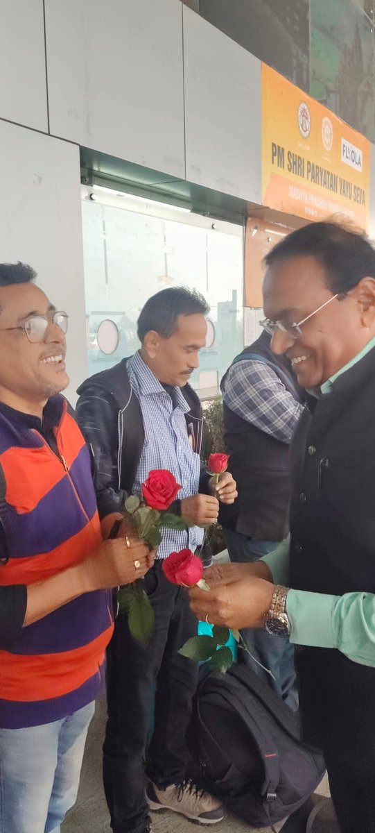 CBCBhopal's tweet photo. पीआईबी कोलकाता  का प्रेस दल 04/02/2026 को मध्य प्रदेश के दौरे पर भोपाल पहुँचा। पीआईबी भोपाल के अधिकारियों ने भोपाल एयरपोर्ट पर दल का स्वागत एवं अभिनंदन किया।  #Press_Tour

@PIBKolkata
@PIBHindi
@MIB_Hindi @PIBBhopal @CBC_MIB https://t.co/P77mtJrFjz