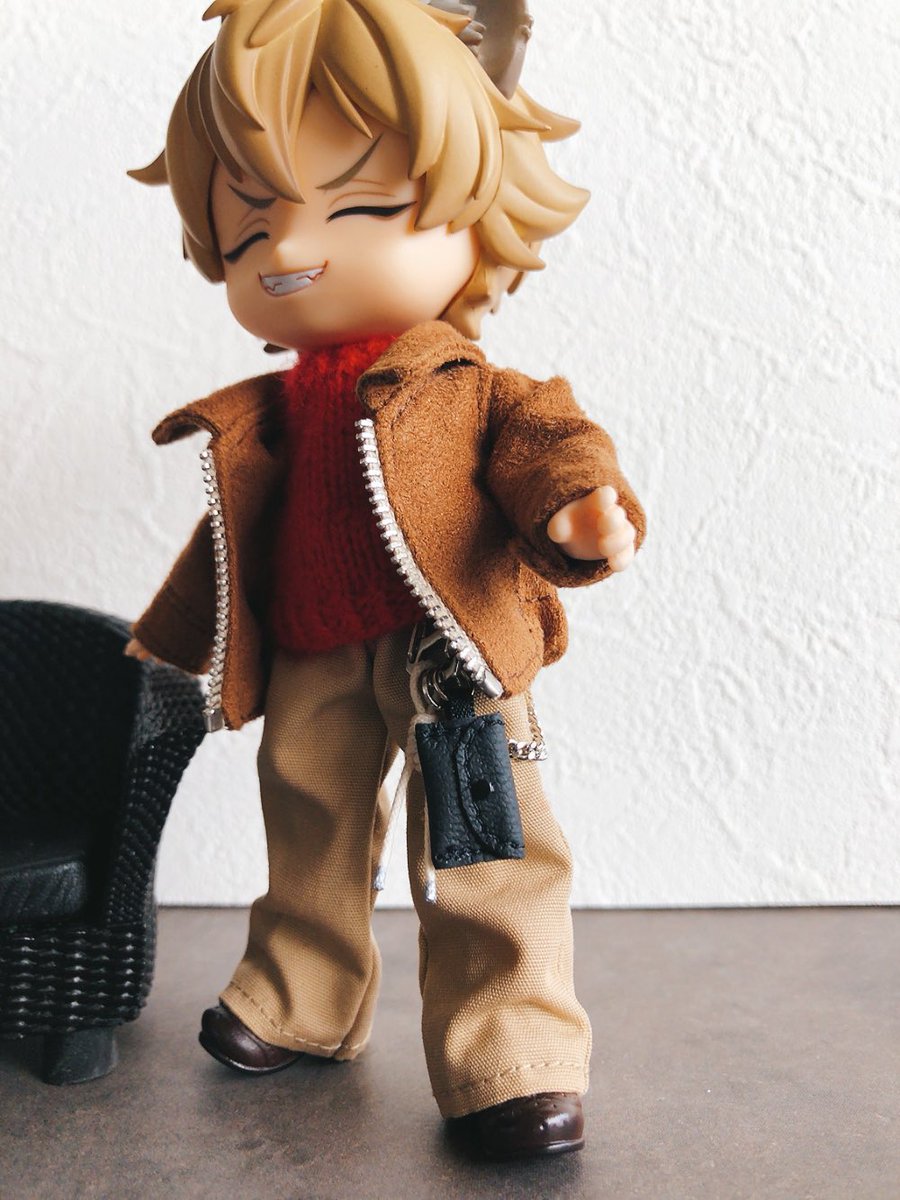 Dカンの付いたチノパンツ、普通にワイドなのもいいのかも。バランスは取りやすいよね。