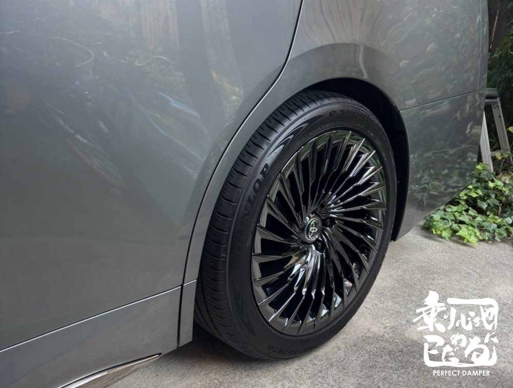 styling_axis's tweet photo. 福岡県のお客様から感想を頂きました。
 
車種：ヴェルファイア　ターボ　2WD
ホイール：20インチ
車高：出荷時のまま
交換前のサスペンション：ダウンサス
 
感想：クラウン純正20インチ245/40R20オフセット30を装着にあたり、純正車高ではホイールがはみ出してしまう為、急遽車高を下げることになりダウンサスを取付しましたが、やはり乗り心地が悪化。
ネットで色々と調べた結果パーフェクトダンパーに決めました。
購入前に AXIS STYLINGさんが地元のメーカーであり店舗へ訪問し石川さんに相談致しました。商品の説明では色々とお世話になりました。
 
200キロ走行後、自分なりに減衰力を調整しました。
出荷時のF3R2段は確かに乗り心地は良かったのですが、高速で柔さを感じた為F5R5に変更。後席の乗り心地が満足出来ず、F6R3に変更した所、一般道・高速共に良い仕上がりの乗り心地になりました。
 
奈良から福岡まで高速で走る機会があり約600キロ走行しましたが、安定感もあり快適にドライブ出来ました。
ダウンサスに比べて確実に乗り心地が良くなる商品ですね！
希望としては室内から減衰調整や車速感応式の制御が出来るキットを販売して頂けるとパーフェクトダンパーの性能をフルに使用出来るのではと思っております。
 
この度はレビュー投稿いただきありがとうございます😊
 
#アルファード
#ヴェルファイア
#パーフェクトダンパー
#車酔いゼロ
#乗り心地革命