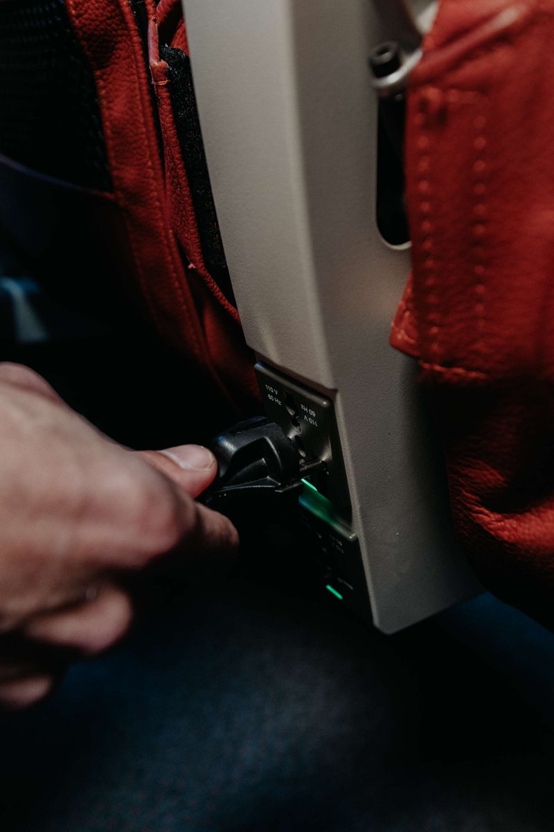 ¡Atención, pasajero! ✈️ A partir de hoy cambia la normativa sobre baterías de litio: con el fin de garantizar la seguridad de cada vuelo quedará prohibido el uso y la carga de baterías de litio de repuesto, incluidos los power banks, a bordo del avión.

❌ No las lleves nunca en