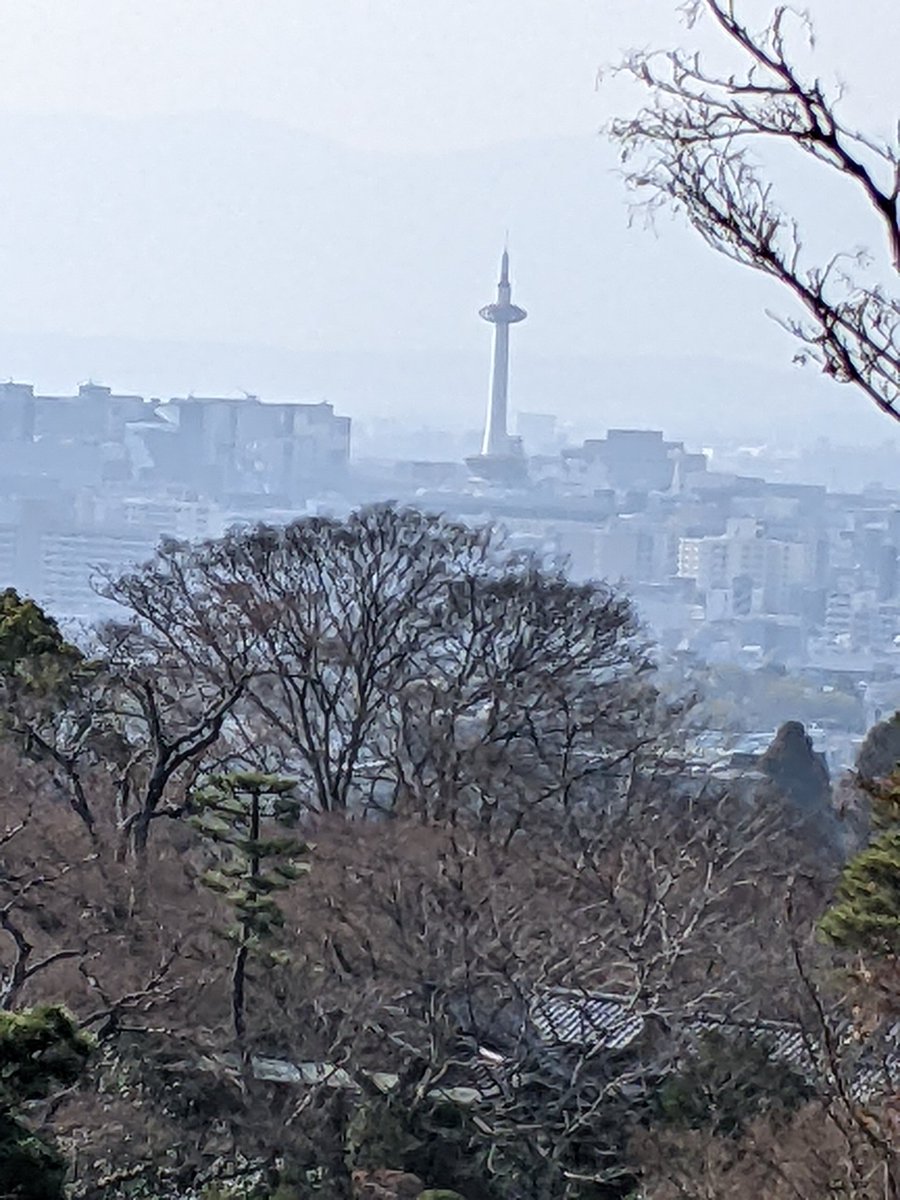 me53df's tweet photo. 少し前に京都へ日帰りで行ってきたんだ。
清水寺は人が多くてお祭りみたいだったけれど、街並みや雰囲気が最高で、歩いているだけでも楽しかったよ。
海外の人も多くて、京都って本当に世界中に人気なんだなと改めて実感。
ごはんも京都らしい美味しさだったな。 https://t.co/1hjjNHNgk5