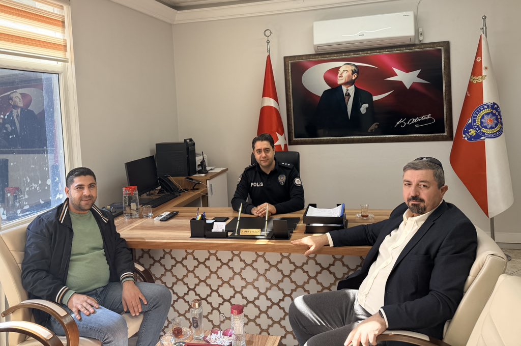 azekiguler's tweet photo. Gazeteci arkadaşım Ömer Şulul ile birlikte Bozova İlçe Emniyet Müdürü Emre Yıldız’ı ziyaret ettik. Göstermiş olduğu ilgi ve nazik misafirperverliği için kendisine teşekkür ediyorum.
@omersulul https://t.co/UHCC9ZkCFY