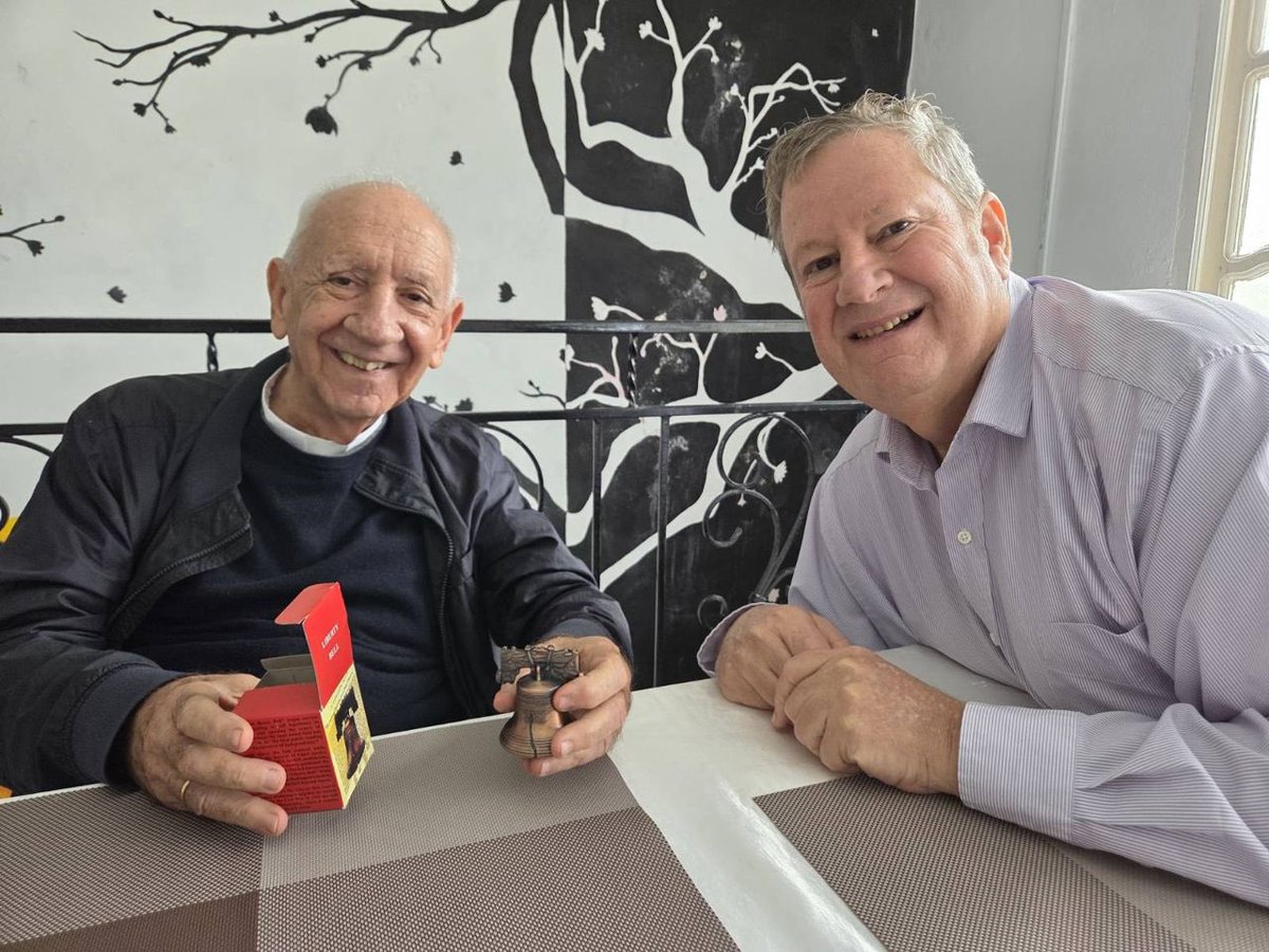 En Holguin me reuní con el Monseñor Emilio Aranguren.  Como este año estamos celebrando 250 años de independencia 🇺🇸 le regale una réplica de nuestra “liberty bell” en Philadelphia - 🔔 de libertad.  #Freedom250