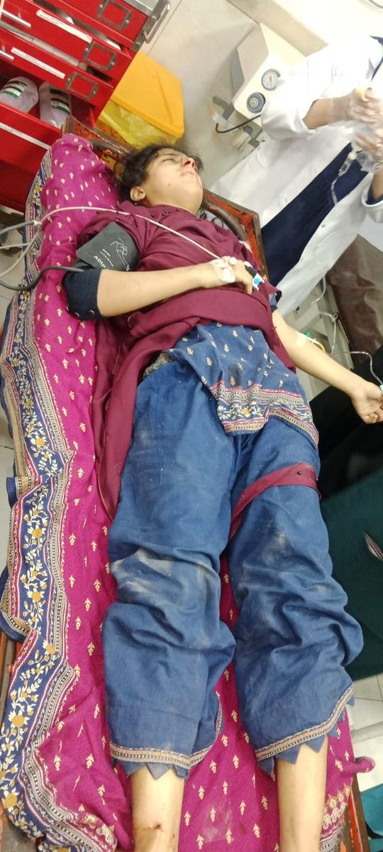 لاہور: جنرل ہسپتال لاہور کی چوتھی منزل سے لڑکی نے چھلانگ لگا دی
 او پی ڈی کی چوتھی منزل سے لڑکی نے چھلانگ لگائی جو میڈیکل یونٹ 2 میں زیرِعلاج تھی، پولیس
 گرنے کے نتیجے میں متاثرہ لڑکی زخمی ہوگئی 
زخمی لڑکی کو علاج کے لیے سرجیکل ایمرجنسی منتقل کر دیا گیا۔
ذہنی توازن درست نہ ہونے