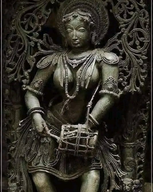 मूर्ति के हाथ मे जो डमरू देख रहे हो ना, वो पत्थर का है। ये तो कुछ भी नही है,डमरू पर जो रस्सी देख रहे हो ना, वह भी पत्थर की है। ओर तो ओर आप पत्थर की रस्सी के नीचे उंगली भी डाल सकते हो इतनी जगह है।

हुआ ना आश्चर्य??

अब जरा सोचिए बिना किसी तकनीक के क्या केवल छेनी और हथौड़ी से यह सब