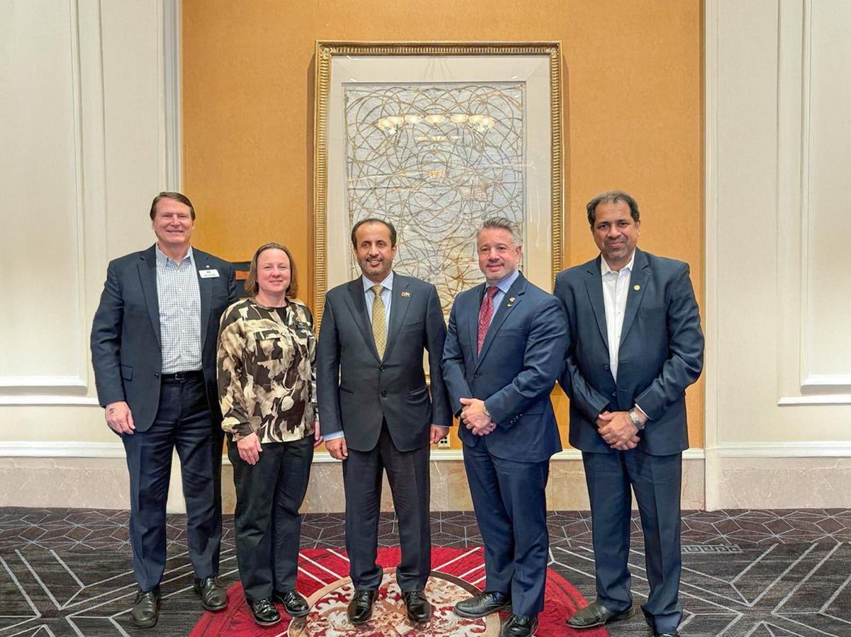 التقى سعادة أحمد بن شعفار، الرئيس التنفيذي لـ "إمباور"، قيادات جمعية ASHRAE على هامش مؤتمر ومعرض ASHRAE 2026 في لاس فيغاس، حيث ناقش مستجدات الاتفاقيتين الموقعتين خلال عام 2024، والمتعلقتين بإعداد دليل إرشادي معياري عالمي لتبريد المناطق قابل للتطبيق في مختلف دول العالم، وتطوير