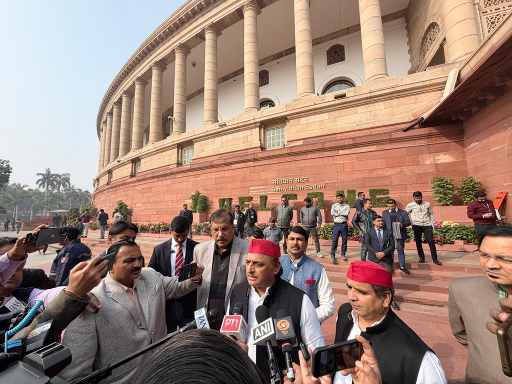 yadavakhilesh's tweet photo. ये डील नहीं, ढील है।

इस देश में कोई भी डील जो 70% कृषि आधारित जनता के लिए हानिकारक है वो कभी लाभकारी साबित नहीं हो सकती है। 

कृषि और डेयरी को बचाने का जो झूठ सदन के पटल पर बोला जा रहा है, उसका संज्ञान भविष्य में लिया जाएगा और झूठा साबित होने पर कार्रवाई की माँग भी की जाएगी। 

जब डील की शर्तें निर्धारित और हस्ताक्षरित ही नहीं हुई हैं तो कोई पहले से दावे कैसे कर सकता है। 

कोई भी ट्रेड लाभ-हानि की तराज़ू पर तोला जाता है। ऐसे में सवाल ये है कि फ़ायदे में कौन है और नुक़सान में कौन। 

भाजपाई हानि का उत्सव न मनाएं। ये डील एक आपदा है, भाजपाई इसमें कमीशनख़ोरी के अवसर न तलाशें।

ये समझौता नहीं, समर्पण है। 

लोग कह रहे हैं, ऐसा लग रहा है कि भारत से 500 अरब डॉलर की रंगदारी वसूली जा रही है।

जो ट्रेड डील को मील का पत्थर बता रहे हैं, उनकी अक्ल पर पत्थर पड़ गये है। 

जो कह रहे हैं कि ये कूटनीति की जीत है दरअसल वो भी जानते हैं कि अमेरिका कूट नीति को कूट-कूट मन माफ़िक साँचे बना रहा है, जिसमें वो अपने मुनाफ़े का कारोबार ढाल सके। 

जो इसे भाजपा सरकार के दबदबे की जीत बता रहे हैं, वो दरअसल दबा-दबा महसूस कर रहे हैं। उनकी जीभ भी दबी है और गर्दन भी।