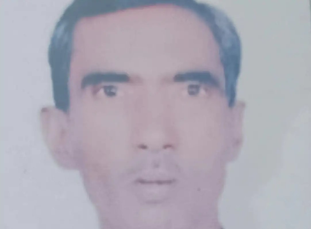 यूपी | अलीगढ़ में 55 साल के इस्माइल की मौत हो गई। लोन अदा न करने पर तहसील की टीम उन्हें घर से उठाकर ले गई। कुछ देर बाद फैमिली को कॉल पर पता चला कि इस्माइल की तबियत खराब हो गई है। फैमिली जब हॉस्पिटल पहुंची, तब तक मौत हो चुकी थी।