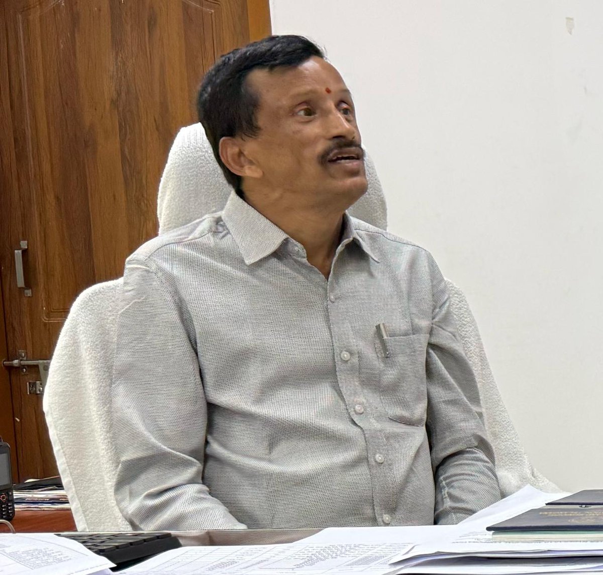 NewsMeter_In's tweet photo. #Hyderabad:
@TelanganaACB raids at #Kukatpally @GHMCOnline office
An Executive Engineer, Chinna Reddy, was caught red-handed by the #ACB while allegedly accepting a ₹15 lakh #bribe during #surprisechecks at the Kukatpally office of the #GreaterHyderabadMunicipalCorporation.
More details are awaited.
#ACBRaids #Corruption #GHMC