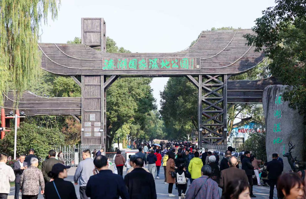 At Jiangsu’s annual Two Sessions, the Government Work Report highlighted how the “Su Super League” has gone viral. ⚽
After Taizhou won the first championship, the city saw a surge in popularity — tourist spots are busy even in the off-season, and local morning tea has become a