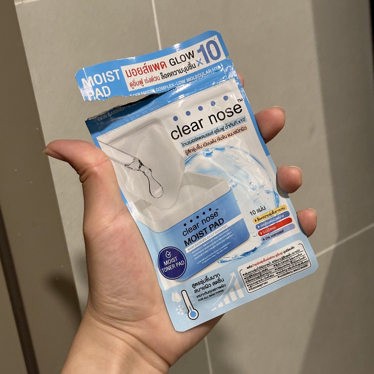 เข้าใจละว่าทำไมมันหมดทุกเซเว่น โทนเนอร์แพดสูตรมอยส์ clearnose มันแปะปุ๊บผิวชุ่มปั๊บ ซึมไว ไม่เหนอะ ฟีลผิวพร้อมแต่งหน้าต่อแบบเร่งด่วน ใครสายรีบควรลอง ผิวเย็นลง ไม่หนึบโคตรสดชื่น