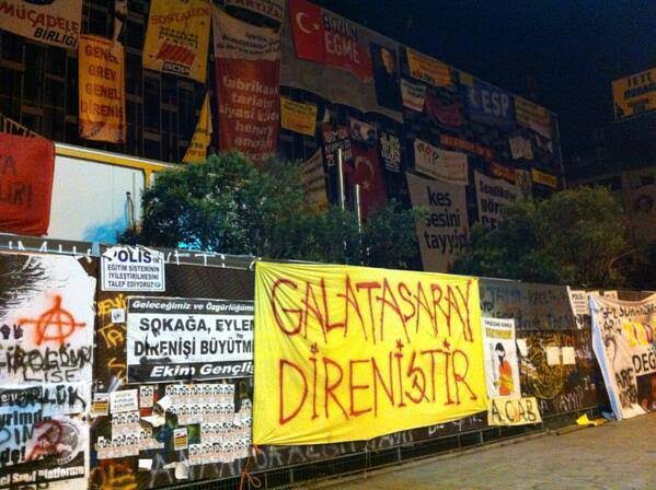 Bir dönem Balkanlar'dan aşina olduğumuz devlet takımı/parti-takım kepazeliği.
4 yıldır ilk üçe girmesi bile zorken ite kalka yarışta tutulan "partili" şampiyonluk adayı...
Stad açılışındaki yuhalanma,;Başakşehir ile şampiyonluk mücadelesi ve şimdiki aleni kollanma:GÜCÜNÜZ YETMEZ!