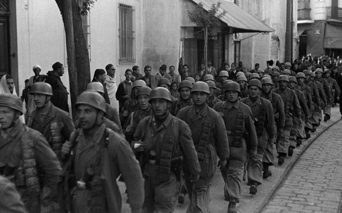 Колонна немецких парашютистов на улице Туниса.

#WWII #WW2