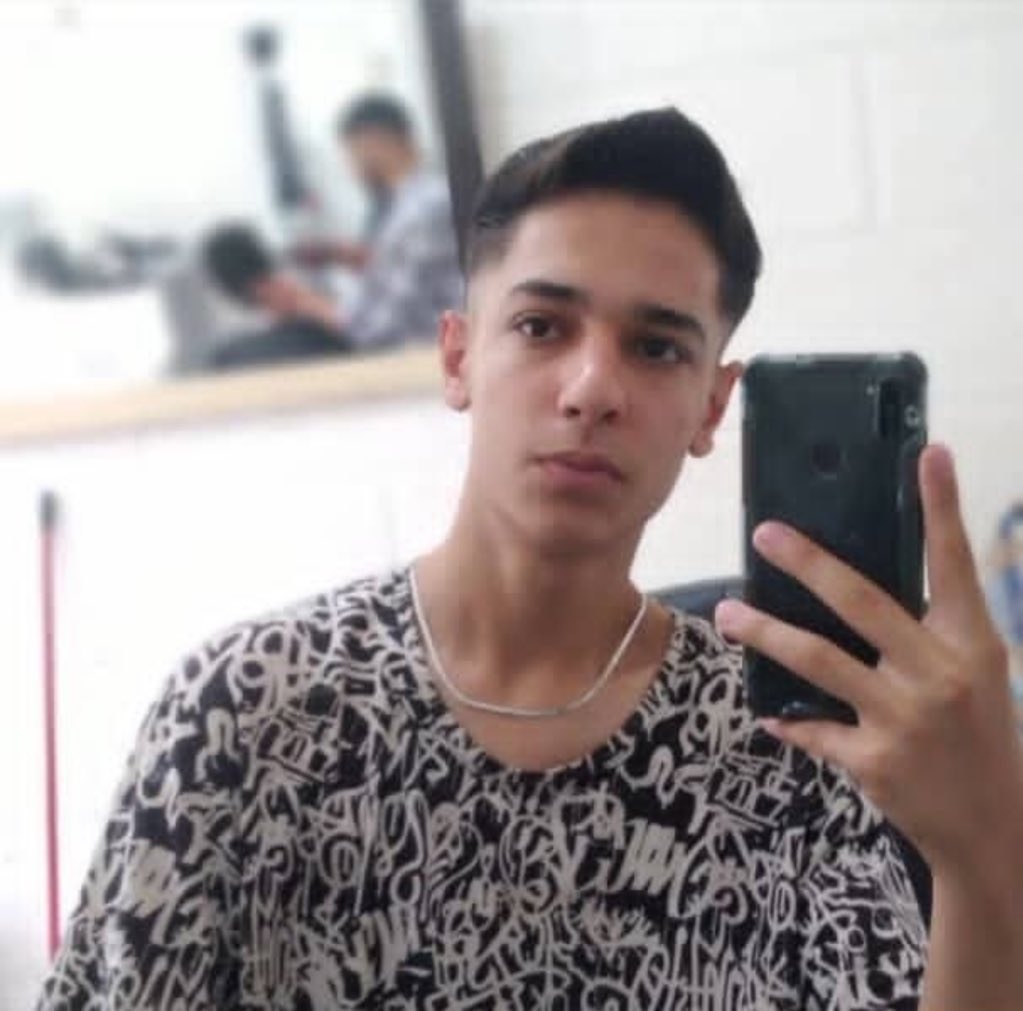 فرزند ایران و جانفدای میهن 
#علی_شکری ۲۰ ساله از تهران(برادر جاویدنام جنبش سبز #رضا_شکری)
کشته شده در ۱۹ دی محله فلاح با شلیک مستقیم و از پشت سر نیروهای حشد الشعبی ۵ روز قبل از تولد ۲۰ سالگیش💔چهره‌اش از شدت شلیک قابل شناسایی نبوده.
پیکرش رو شبانه با قالب های یخ رسوندند گرگان😭😭