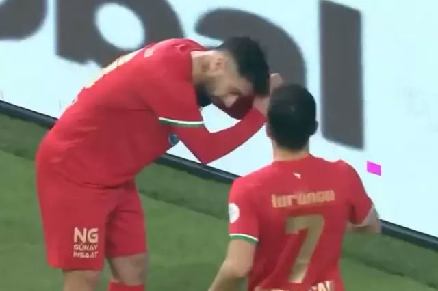 Amedspor’a ve takım kaptanı Çekdar Orhan’a yönelik olarak Türkiye Futbol Federasyonu tarafından başlatılan disiplin süreci, yalnızca spor hukukunun değil, toplumsal hafızanın ve vicdanın da cezalandırılmak istendiğini göstermektedir.

"Saç örme” hareketi, rastgele ya da