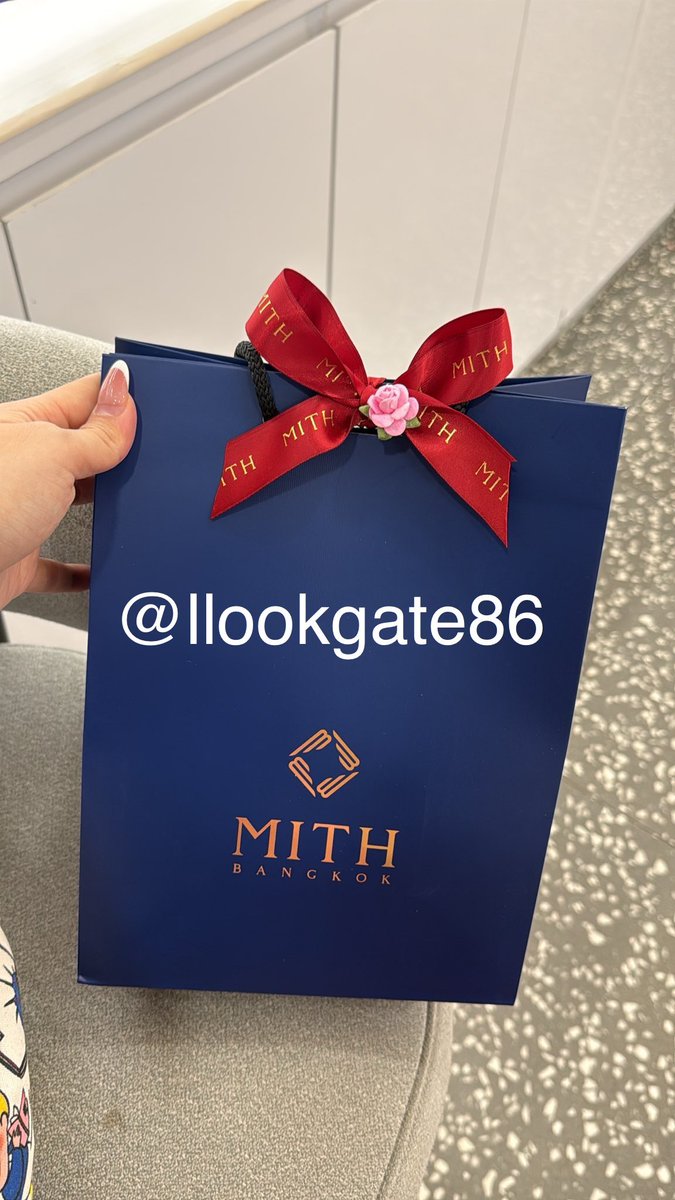 llookgate86's tweet photo. ได้รับของแล้วนะคะ แม่ค้าทั้งช่วยเทสกลิ่น + สาขานี้สลักชื่อได้ แม่ค้าก็จัดการเรื่องสลักชื่อให้ ขอบคุณมากเลยค่า💕  #รีวิวmissgal5 https://t.co/7V0KXslWsE