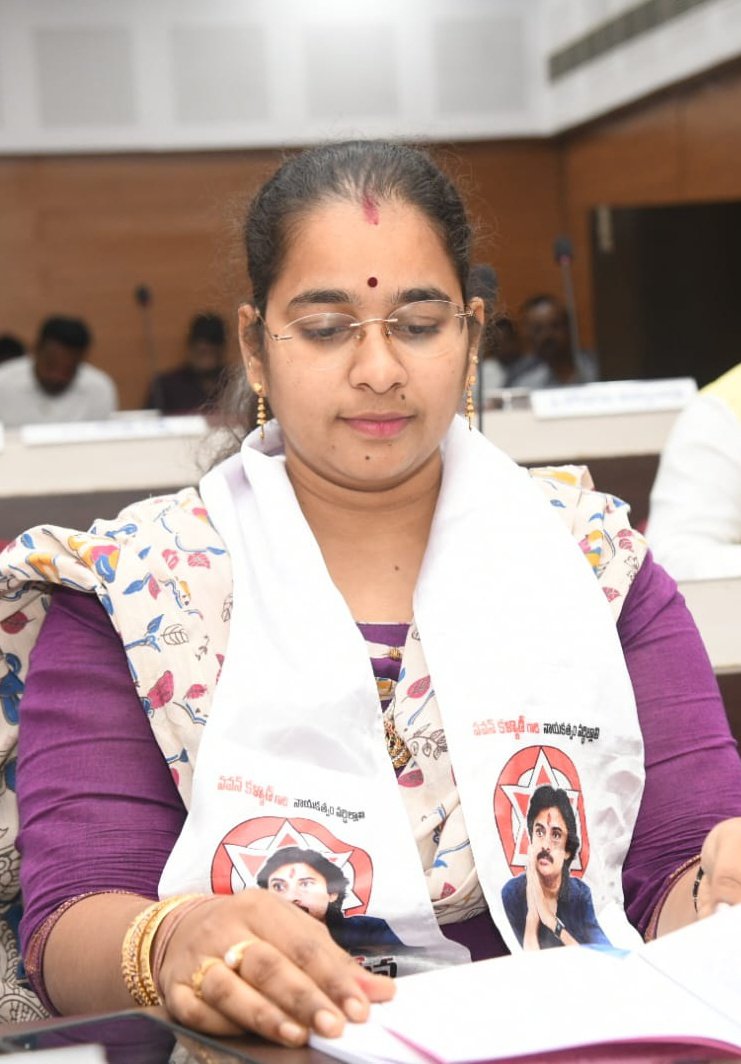 UttarAndhraJSP's tweet photo. నేటితో GVMC (2021-2026) చివరి కౌన్సిల్ సమావేశం 
జనసేన పార్టీ GVMC మొదటి మహిళ కార్పొరేటర్ గా 
వైసీపీ హయాంలో,కౌన్సిల్లో మీరు లేవనెత్తిన సమస్యలు మీ పోరాట పటిమ 
గత ఐదేళ్లుగా వేలాది మంది జనసైనికులకి ఏ సమస్య ఉన్న వెంటనే స్పందించే తీరు ఎప్పటికీ మర్చిపోలేం @gkvasantha మీకు శుభాభినందనలు!! https://t.co/gnPPSp42R4