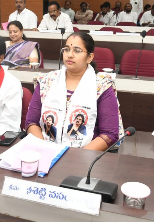 UttarAndhraJSP's tweet photo. నేటితో GVMC (2021-2026) చివరి కౌన్సిల్ సమావేశం 
జనసేన పార్టీ GVMC మొదటి మహిళ కార్పొరేటర్ గా 
వైసీపీ హయాంలో,కౌన్సిల్లో మీరు లేవనెత్తిన సమస్యలు మీ పోరాట పటిమ 
గత ఐదేళ్లుగా వేలాది మంది జనసైనికులకి ఏ సమస్య ఉన్న వెంటనే స్పందించే తీరు ఎప్పటికీ మర్చిపోలేం @gkvasantha మీకు శుభాభినందనలు!! https://t.co/gnPPSp42R4