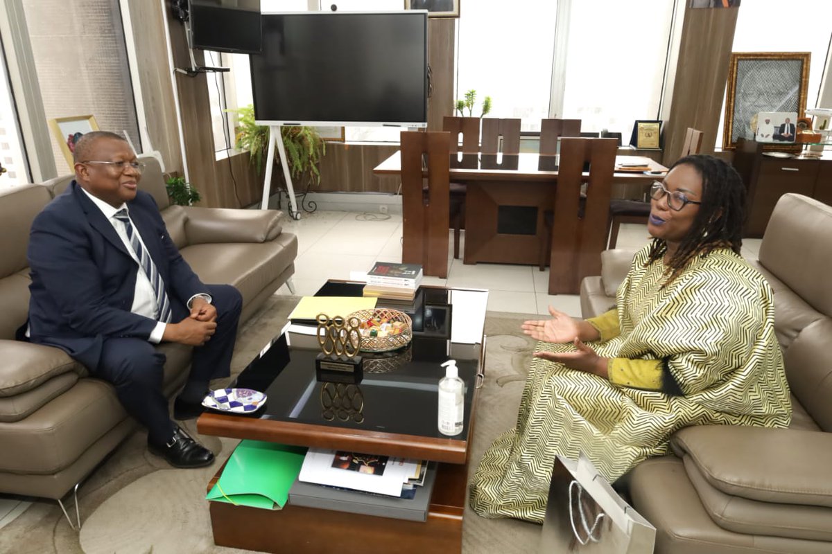 MINCOM_CI's tweet image. Audience au MICOM : le Ministre Amadou Coulibaly a reçu Nadine Zoro, Présidente de #DigiFemmes, pour échanger sur l’autonomisation des femmes par le numérique. Un trophée lui a été remis en reconnaissance de son engagement pour l’inclusion numérique et l’innovation sociale.