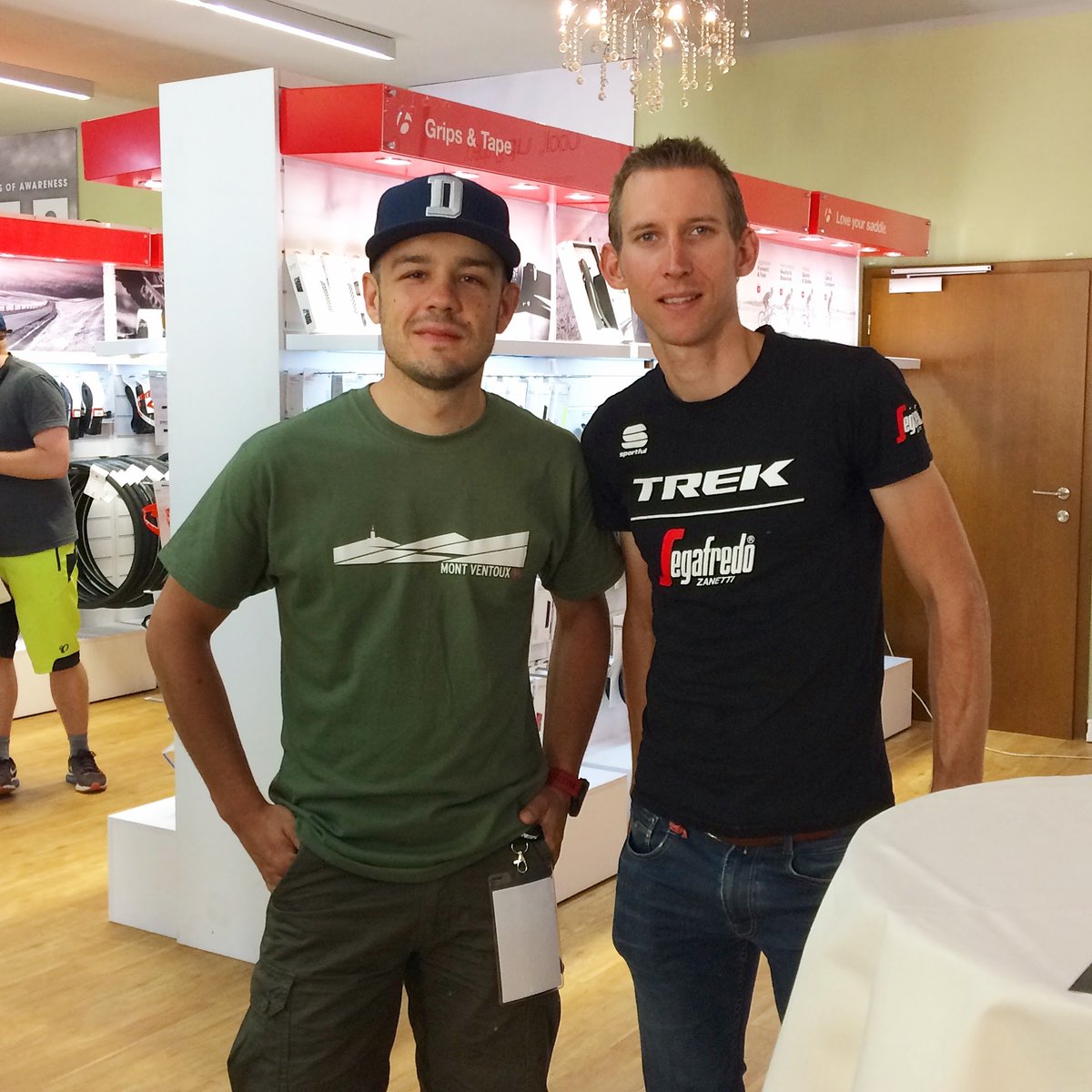 csbszlm's tweet photo. Ritkán mondok bármit országútról, nem is értek hozzá, de Mollema volt mindig is az egyik kedvenc versenyzőm. Ezért is volt nagy élmény a 2017-es Trek Worldön vele találkozni, beszélni, tekerni. Semmi allür, őszinte, földhözragadt ember.
Rakd meg Bauke az utolsó szezont!!! https://t.co/IirGZBD5Cn