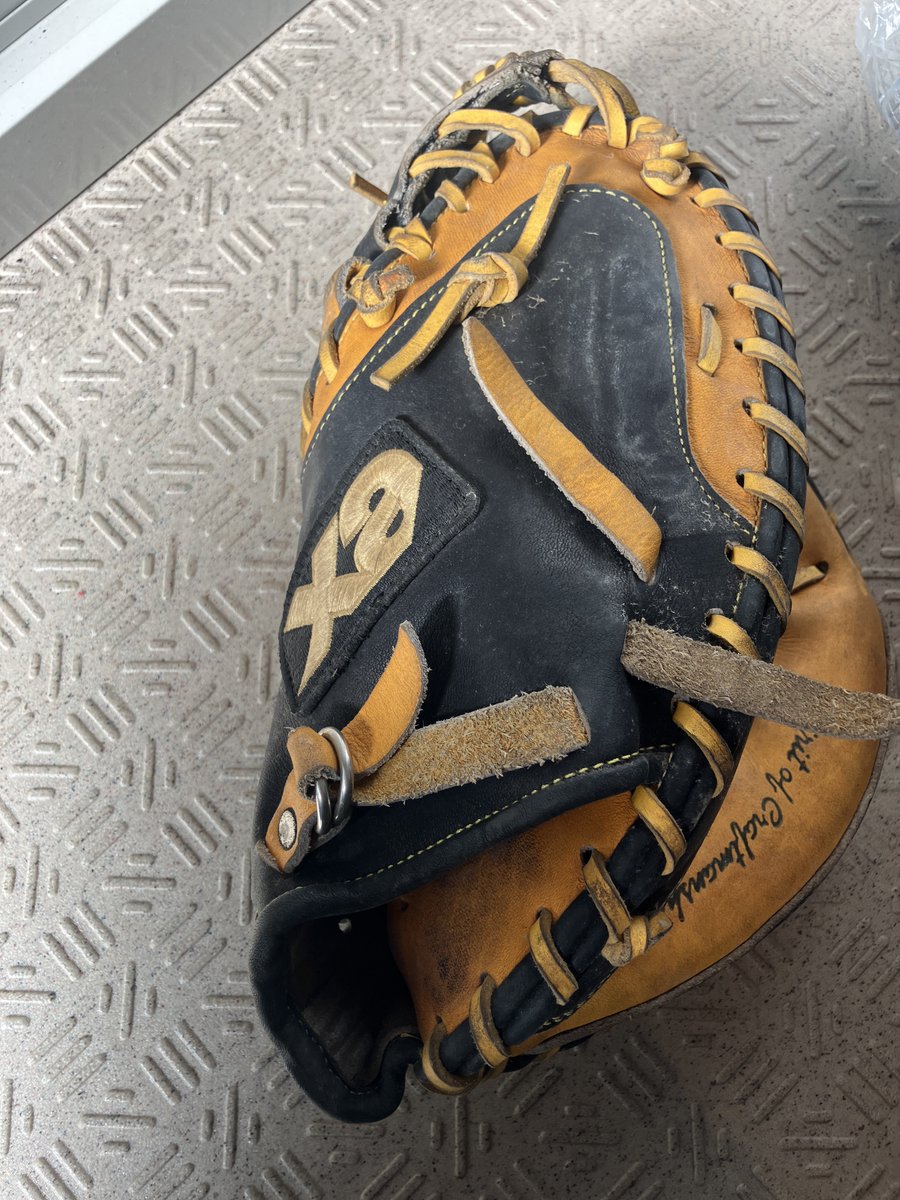 もうザナックスのミットは 使わんですかね🤔 #相川亮二 #ザナックス