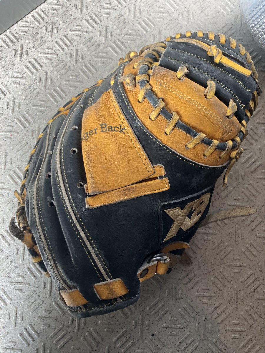 もうザナックスのミットは 使わんですかね🤔 #相川亮二 #ザナックス