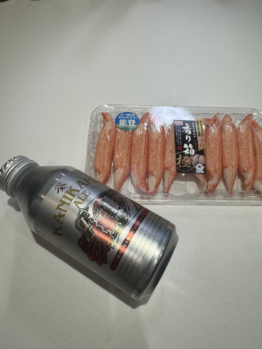 melinjol's tweet photo. カニカマに合うクラフトビール【KANIKAMA ALE】をいただきました🍺

早速香り箱と一緒に！

カニカマもエールもどんどん進んじゃいます♪

石川県内各地の飲食店でも味わえるとのこと

@sugiyo_official 
#スギヨ #カニカマ #香り箱 #KANIKAMAALE https://t.co/oucos39CJ5