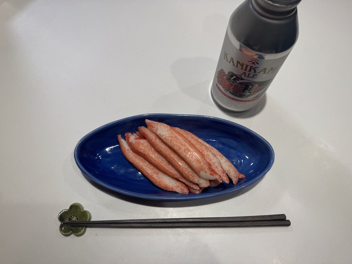 melinjol's tweet photo. カニカマに合うクラフトビール【KANIKAMA ALE】をいただきました🍺

早速香り箱と一緒に！

カニカマもエールもどんどん進んじゃいます♪

石川県内各地の飲食店でも味わえるとのこと

@sugiyo_official 
#スギヨ #カニカマ #香り箱 #KANIKAMAALE https://t.co/oucos39CJ5