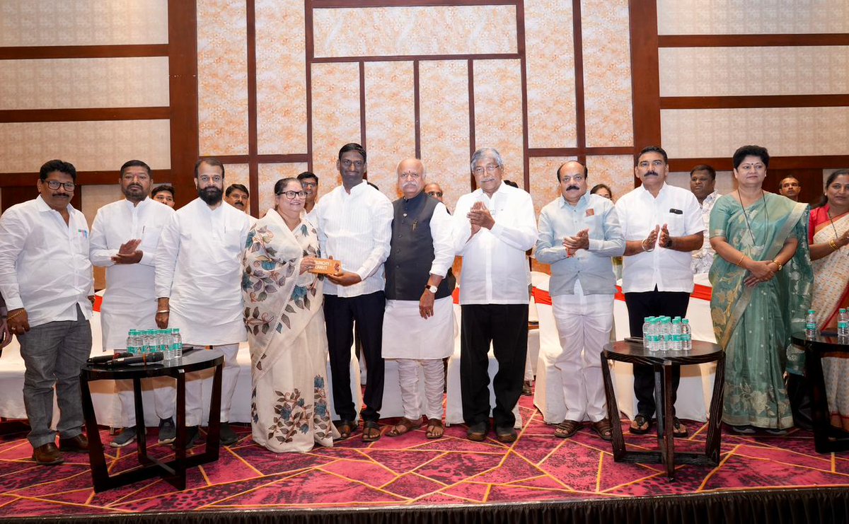 ChDadaPatil's tweet photo. आज सांगली येथे भारतीय जनता पार्टी आणि राष्ट्रवादी कॉंग्रेसच्या सर्व नवनिर्वाचित नगरसेवकांची संयुक्त बैठक पार पडली.

या बैठकीत भाजपाकडून धीरज सूर्यवंशी तर राष्ट्रवादी कॉंग्रेसकडून गजानन मगदूम यांची उपमहापौर पदासाठी सर्वानुमते उमेदवारी निश्चित करण्यात आली. त्यांचे अभिनंदन करून पुढील कार्यासाठी मनःपूर्वक शुभेच्छा दिल्या.

यावेळी माजी मंत्री आमदार डॉ. सुरेश खाडे, आमदार सुधीरदादा गाडगीळ, माजी आमदार दिनकरतात्या पाटील, भाजपा नेत्या जयश्री वहिनी पाटील, शेखर इनामदार, राष्ट्रवादी कॉंग्रेसचे शहराध्यक्ष पद्माकर जगदाळे, गटनेते मैनुद्दीन बागवान यांच्यासह दोन्ही पक्षांचे प्रमुख पदाधिकारी उपस्थित होते.

📍४ फेब्रुवारी २०२६ | सांगली

#सांगली #नगरपालिका #उपमहापौर #BJP #NCP #Sangli #MaharashtraPolitics

@Dev_Fadnavis @BJP4Maharashtra @RaviDadaChavan @DrSureshKhade @SudhirGadgil #DinkarPatil