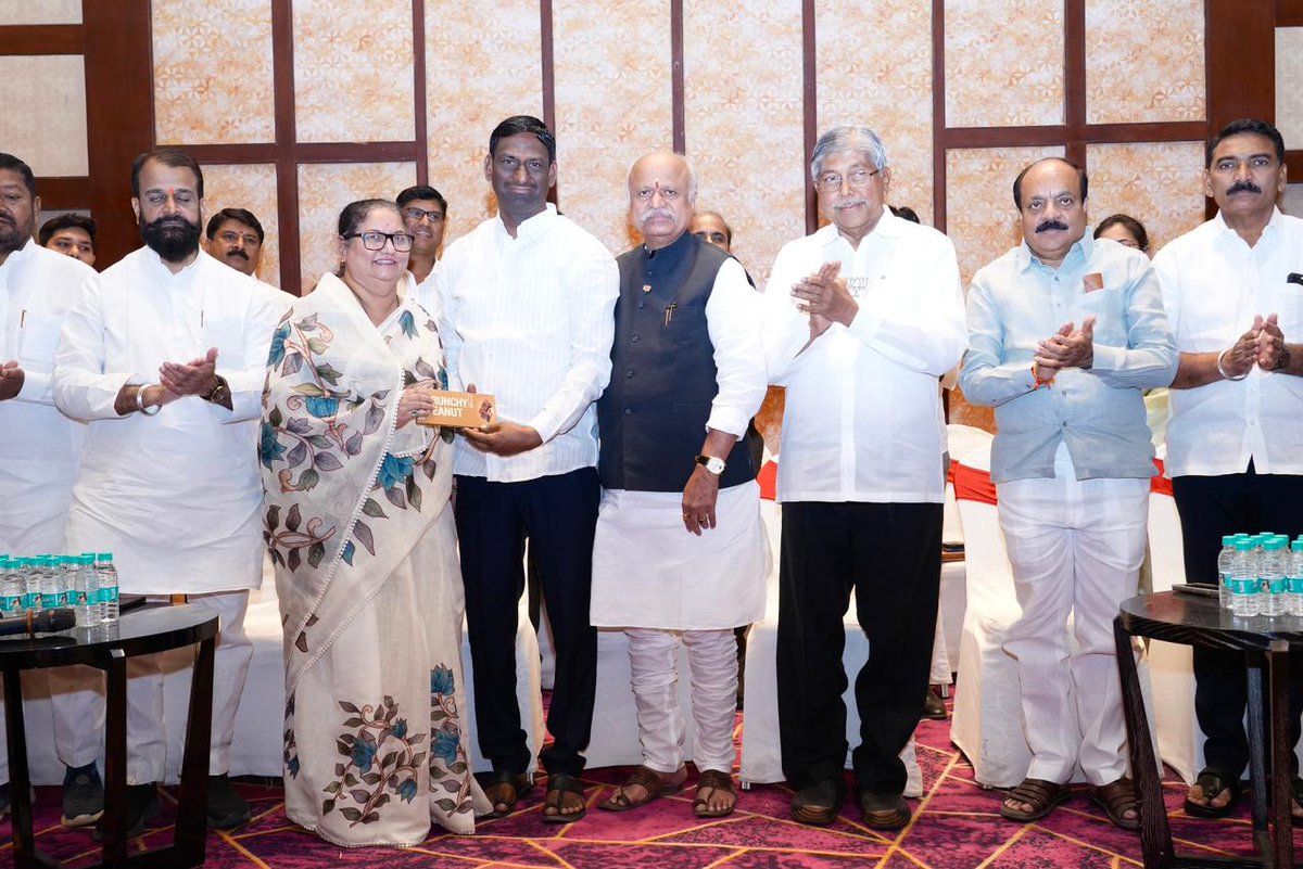 ChDadaPatil's tweet photo. आज सांगली येथे भारतीय जनता पार्टी आणि राष्ट्रवादी कॉंग्रेसच्या सर्व नवनिर्वाचित नगरसेवकांची संयुक्त बैठक पार पडली.

या बैठकीत भाजपाकडून धीरज सूर्यवंशी तर राष्ट्रवादी कॉंग्रेसकडून गजानन मगदूम यांची उपमहापौर पदासाठी सर्वानुमते उमेदवारी निश्चित करण्यात आली. त्यांचे अभिनंदन करून पुढील कार्यासाठी मनःपूर्वक शुभेच्छा दिल्या.

यावेळी माजी मंत्री आमदार डॉ. सुरेश खाडे, आमदार सुधीरदादा गाडगीळ, माजी आमदार दिनकरतात्या पाटील, भाजपा नेत्या जयश्री वहिनी पाटील, शेखर इनामदार, राष्ट्रवादी कॉंग्रेसचे शहराध्यक्ष पद्माकर जगदाळे, गटनेते मैनुद्दीन बागवान यांच्यासह दोन्ही पक्षांचे प्रमुख पदाधिकारी उपस्थित होते.

📍४ फेब्रुवारी २०२६ | सांगली

#सांगली #नगरपालिका #उपमहापौर #BJP #NCP #Sangli #MaharashtraPolitics

@Dev_Fadnavis @BJP4Maharashtra @RaviDadaChavan @DrSureshKhade @SudhirGadgil #DinkarPatil