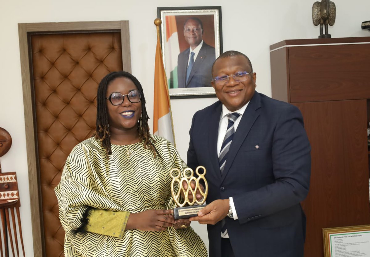 MINCOM_CI's tweet image. Audience au MICOM : le Ministre Amadou Coulibaly a reçu Nadine Zoro, Présidente de #DigiFemmes, pour échanger sur l’autonomisation des femmes par le numérique. Un trophée lui a été remis en reconnaissance de son engagement pour l’inclusion numérique et l’innovation sociale.