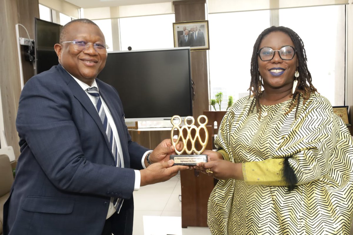 MINCOM_CI's tweet image. Audience au MICOM : le Ministre Amadou Coulibaly a reçu Nadine Zoro, Présidente de #DigiFemmes, pour échanger sur l’autonomisation des femmes par le numérique. Un trophée lui a été remis en reconnaissance de son engagement pour l’inclusion numérique et l’innovation sociale.
