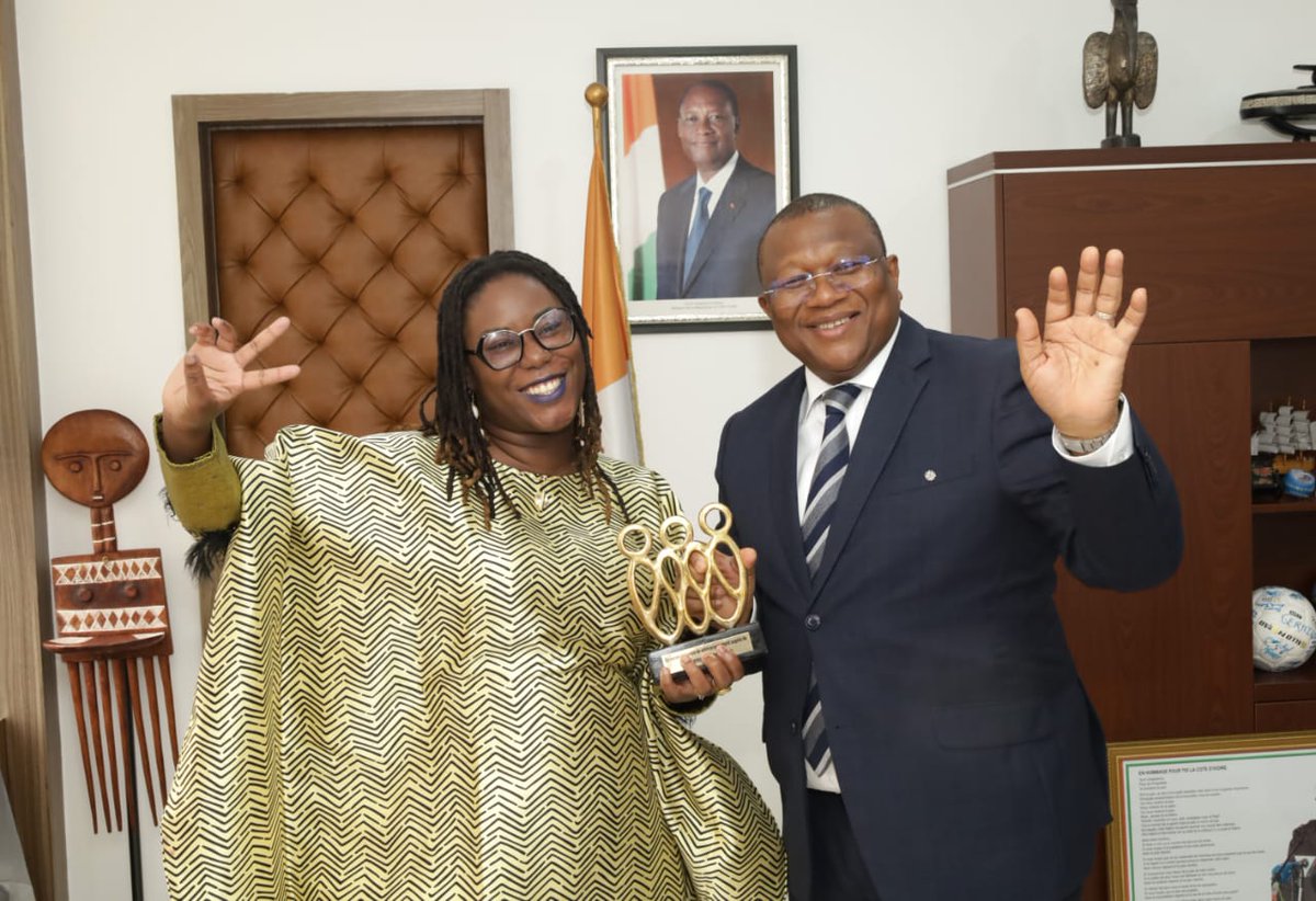 MINCOM_CI's tweet image. Audience au MICOM : le Ministre Amadou Coulibaly a reçu Nadine Zoro, Présidente de #DigiFemmes, pour échanger sur l’autonomisation des femmes par le numérique. Un trophée lui a été remis en reconnaissance de son engagement pour l’inclusion numérique et l’innovation sociale.