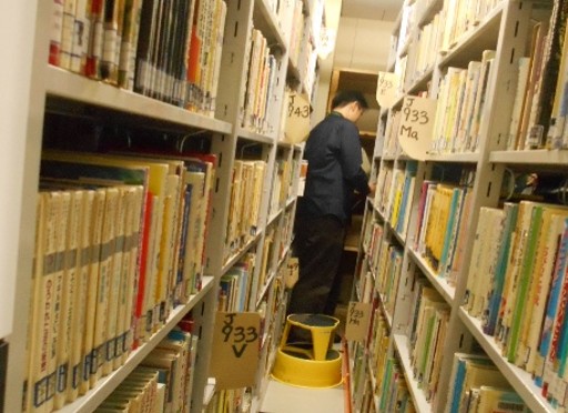 【インターンシップ】
2/3から札幌市内の大学生３名が道立図書館で #インターンシップ を行っています。
今日は引き続き一般資料サービス課で書架整理や本の移動などを行いました。
図書館の仕事は意外と体を使った作業も多いんです。
（企画支援課）