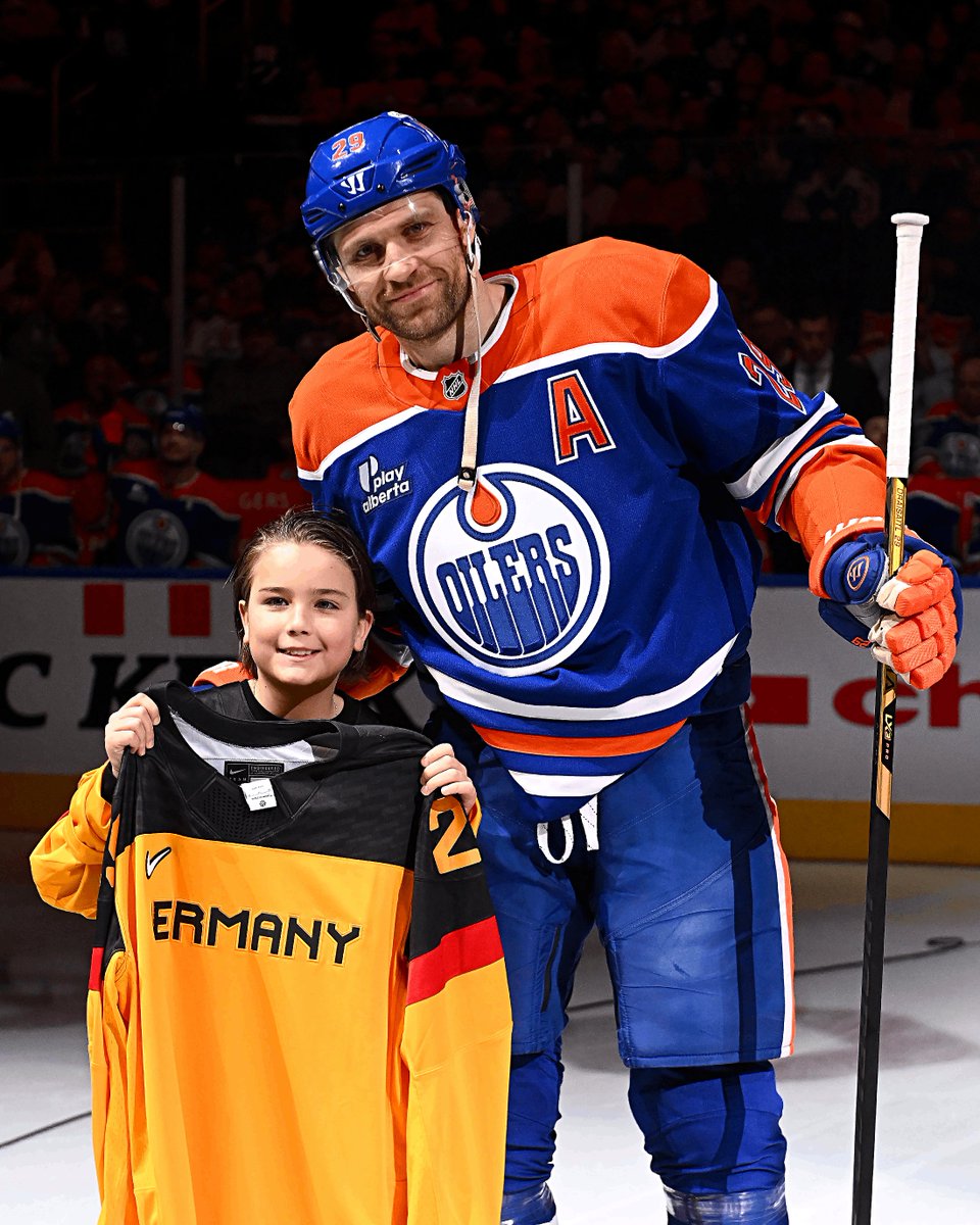 NHLde's tweet photo. 🇩🇪 Die Edmonton Oilers haben ihre Olympia-Fahrer geehrt – neben Connor McDavid auch Leon Draisaitl und Johs Samanski! 😍 

#LetsGoOilers | @edmontonoilers | #Draisaitl | #Samanski | #MilanoCortina2026 | #WinterOlympics https://t.co/M2nL9HLlot