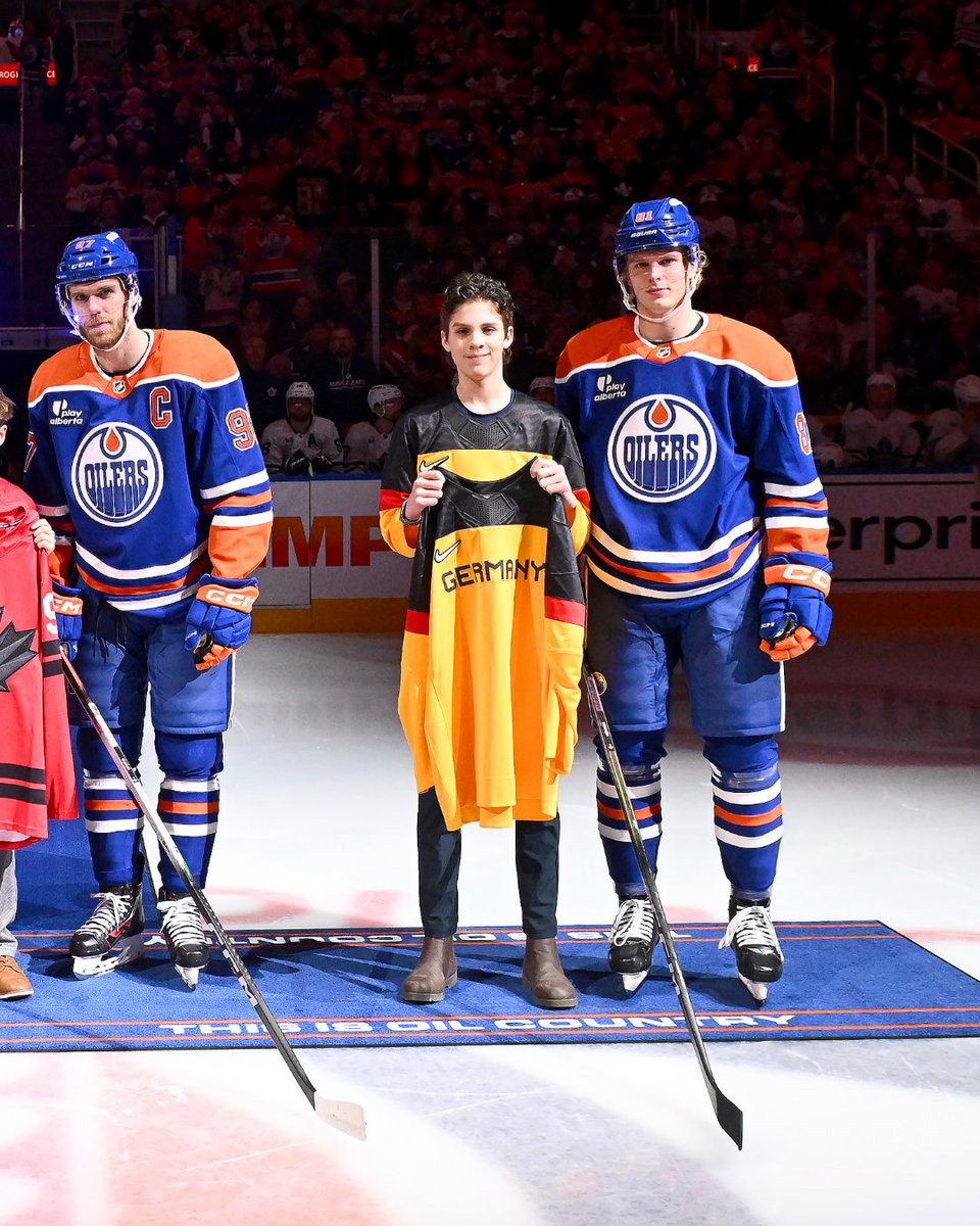 NHLde's tweet photo. 🇩🇪 Die Edmonton Oilers haben ihre Olympia-Fahrer geehrt – neben Connor McDavid auch Leon Draisaitl und Johs Samanski! 😍 

#LetsGoOilers | @edmontonoilers | #Draisaitl | #Samanski | #MilanoCortina2026 | #WinterOlympics https://t.co/M2nL9HLlot