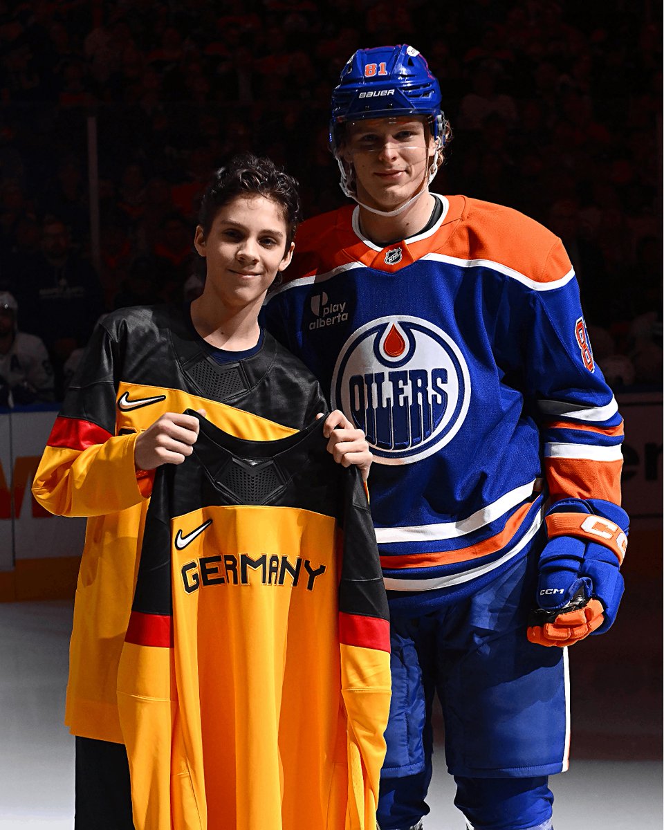 NHLde's tweet photo. 🇩🇪 Die Edmonton Oilers haben ihre Olympia-Fahrer geehrt – neben Connor McDavid auch Leon Draisaitl und Johs Samanski! 😍 

#LetsGoOilers | @edmontonoilers | #Draisaitl | #Samanski | #MilanoCortina2026 | #WinterOlympics https://t.co/M2nL9HLlot