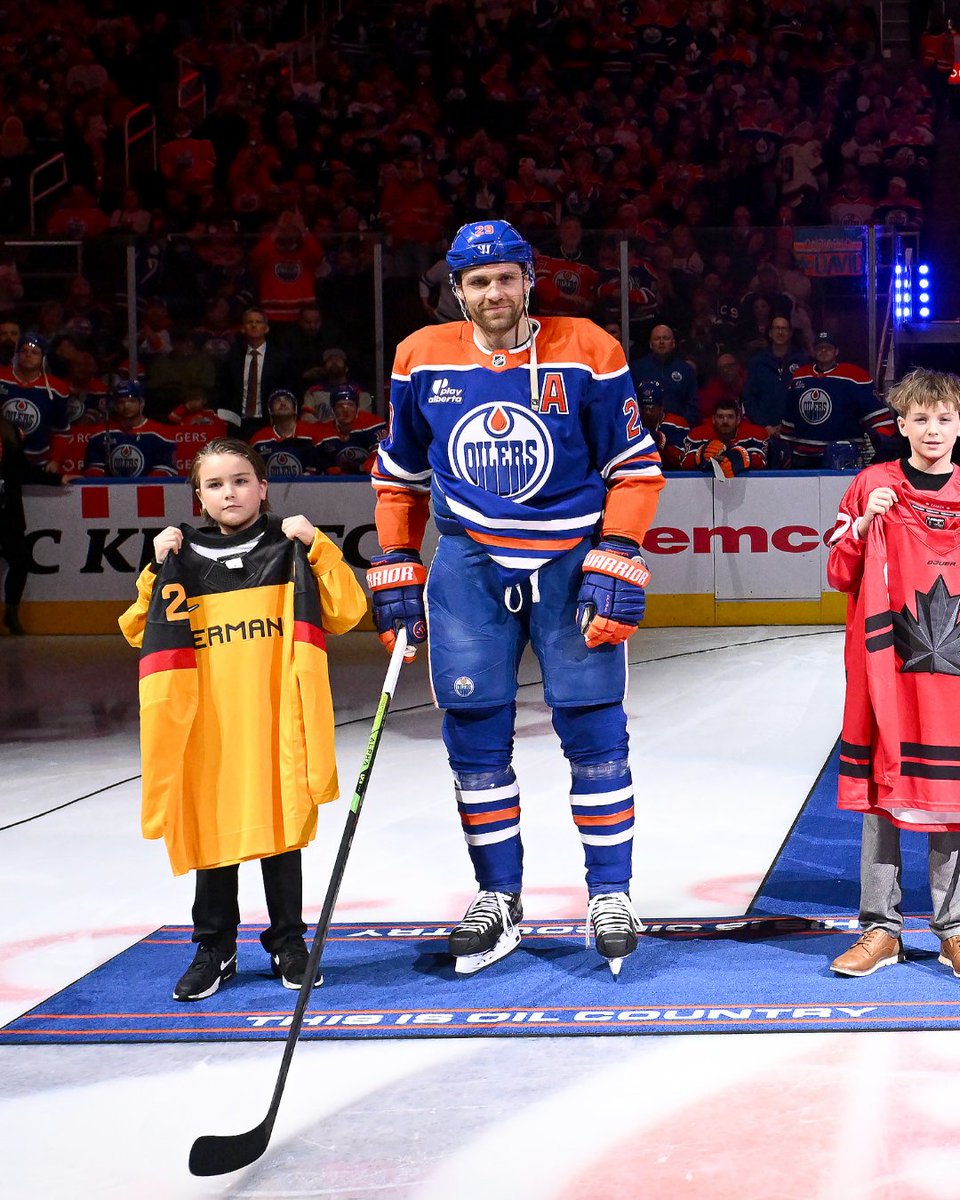 NHLde's tweet photo. 🇩🇪 Die Edmonton Oilers haben ihre Olympia-Fahrer geehrt – neben Connor McDavid auch Leon Draisaitl und Johs Samanski! 😍 

#LetsGoOilers | @edmontonoilers | #Draisaitl | #Samanski | #MilanoCortina2026 | #WinterOlympics https://t.co/M2nL9HLlot
