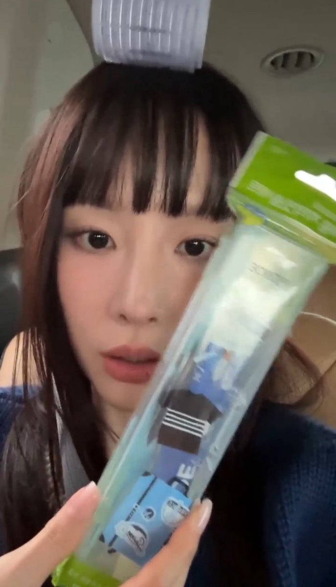 왓츠인마이백 해달랬더니 정수리에 헤어롤 달고 쫑알쫑알 말하는 언니가 너무 귀엽다ㅜ