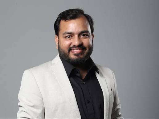 Meet “Manuvadi Brahmin” Alakh Pandey

>Born into a middle class family, his father had a low paying private job.

>Had to leave engineering midway due to financial constraints.

>Started working as a teacher on a salary of ₹5,000.

>Started a YouTube channel, through which lakhs