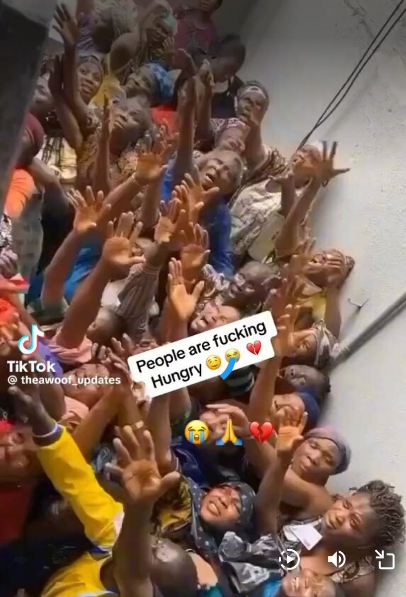 Yoruba mothers seen doing the National pledge 🤲🏿🤲🏿🤲🏿 of the Yorubas while begging for rice in Ibadan