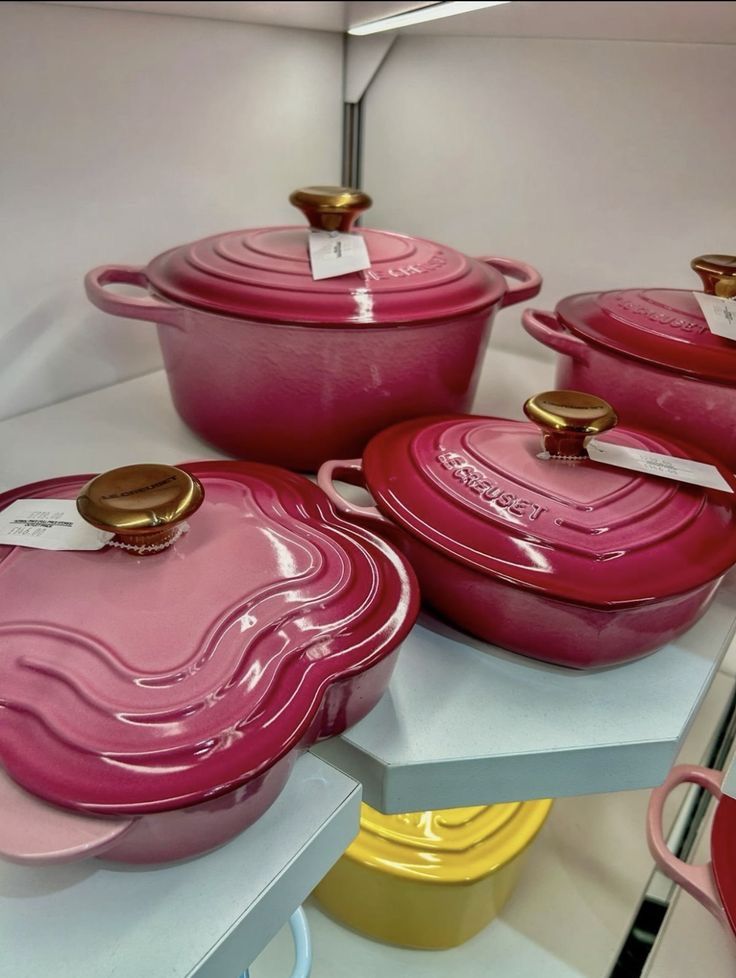 fairiehaze's tweet image. pink le creuset