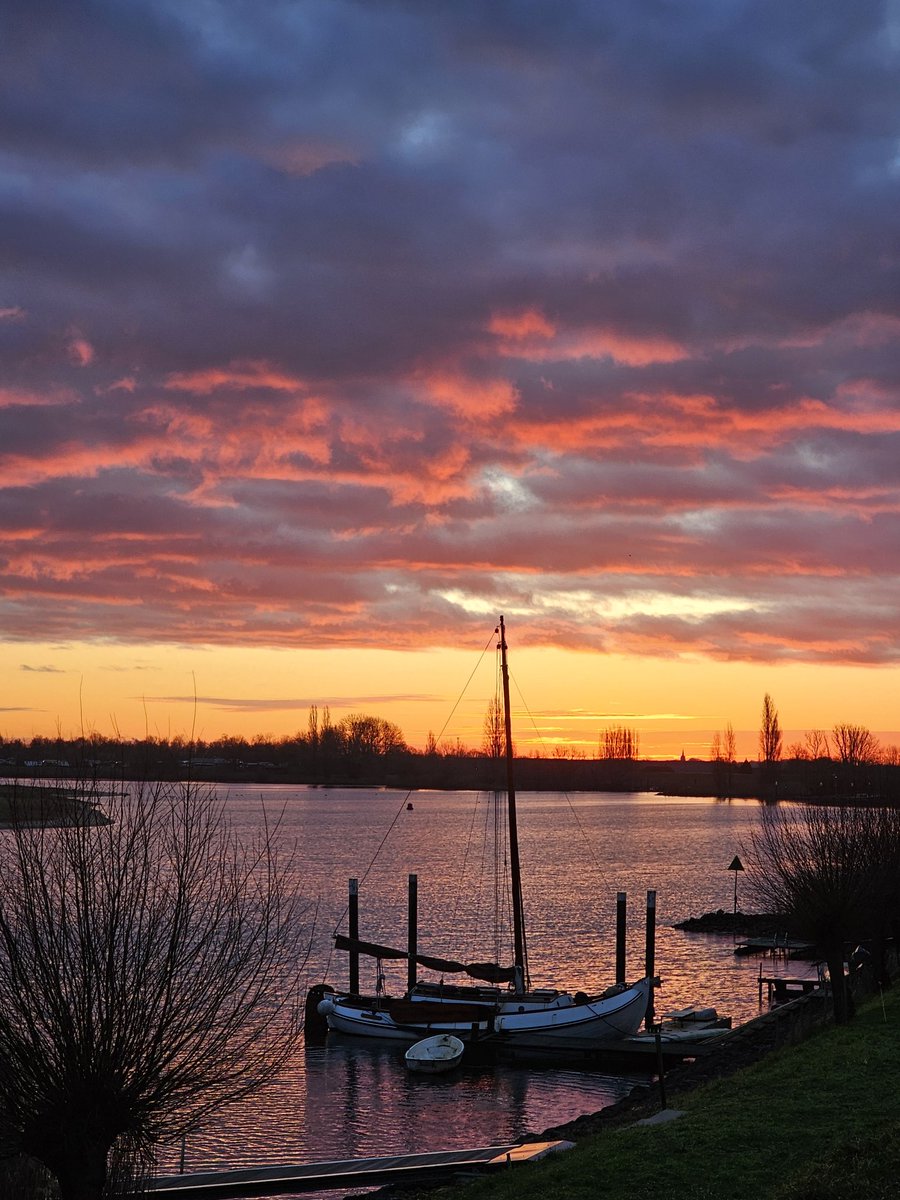 Motormiss's tweet image. Wat een cadeautje weer vanmorgen 🤩 Veel bewolking maar oh wat een kleurenfestijn werd dat!
Even openklappen, foto 1 en 2 zijn staand 👍🏻
#Andel #Altena #afgedamdemaas #zonsopgang #mooieluchten