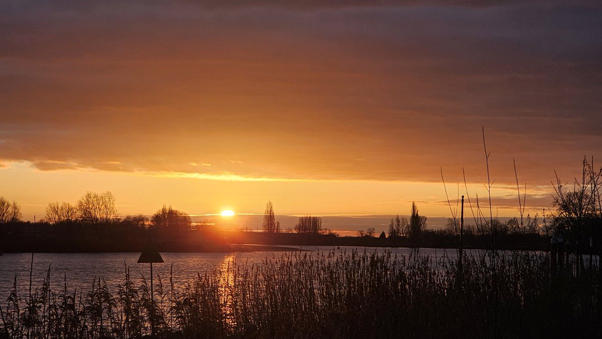 Motormiss's tweet image. Wat een cadeautje weer vanmorgen 🤩 Veel bewolking maar oh wat een kleurenfestijn werd dat!
Even openklappen, foto 1 en 2 zijn staand 👍🏻
#Andel #Altena #afgedamdemaas #zonsopgang #mooieluchten