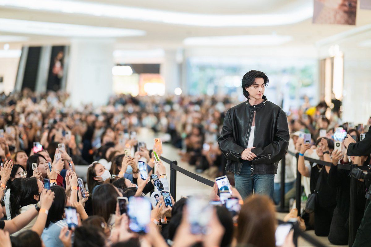 tb_entofficial's tweet photo. กลัฟ–คณาวุฒิ Brand Ambassador ประจำประเทศไทย เข้าร่วมงานเฉลิมฉลองบูติกโฉมใหม่จาก Gucci ณ Central Embassy

#GucciLaFamigliaxGulf
#GucciLaFamiglia
#GucciCentralEmbassy
#Gucci @gucci @gulfkanawut https://t.co/NYeLUFwlSw