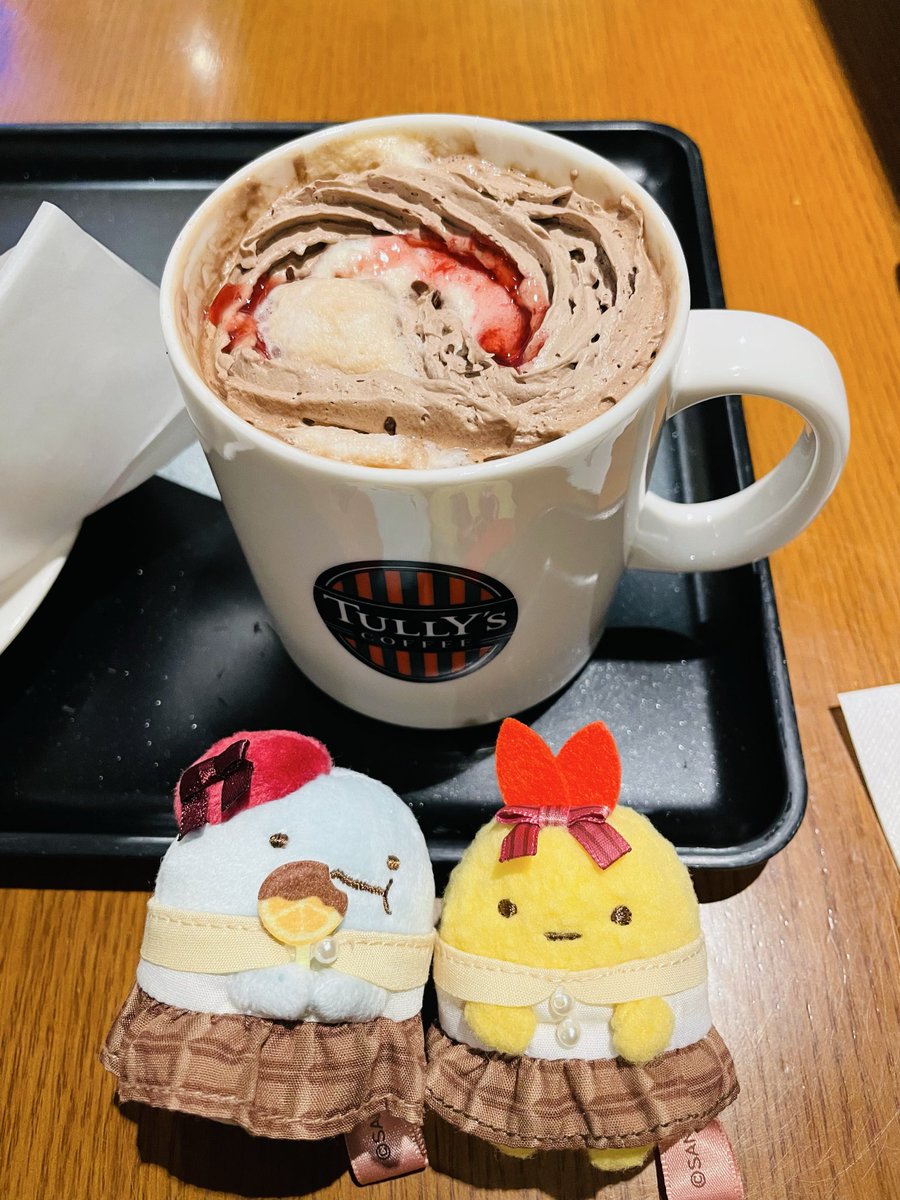 stellar_king's tweet photo. とかちゃんとえびちゃん❤️🍫
🍒ボンボンロイヤルミルクティーとともに

今日は父の命日なので実家にチョコ持って行った。父もチョコ好きだったのよねぇ
そして最終的に全て私が食べる 笑 https://t.co/XBnoOOLqEd