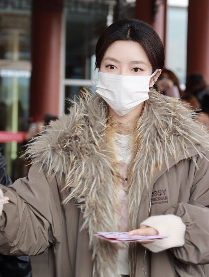 rosyholp's tweet photo. C-actress Xu Ruohan was spotted wearing the RosyDoeDian puffer jacket from #ZhaoLusi’s brand https://t.co/H5FpXyduFA