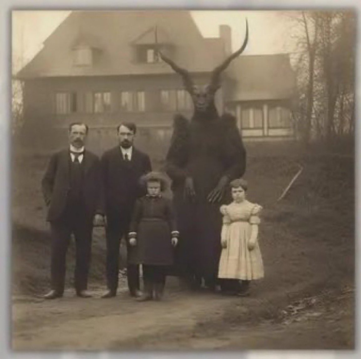 tiensmondoigt's tweet photo. - On a une photo de famille de la famille d’Epstein, le diable en fait partie- 

- Ouais bon c’est pas c’que j’appelle une preuve irréfutable, bref ramenez-nous Staline svp https://t.co/kCAw6IKUMl