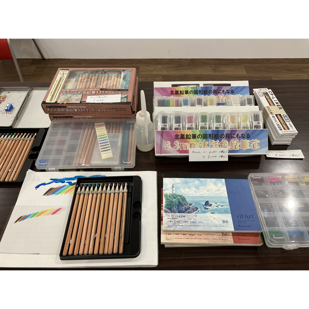 colored_market's tweet photo. 始まりました、北星の何でも描ける色鉛筆（多分、描けない物もあるかと思いますが(^^ゞ）。
#色鉛筆展示会 #北星鉛筆 #ギャラリーダズル https://t.co/R769W7P43w
