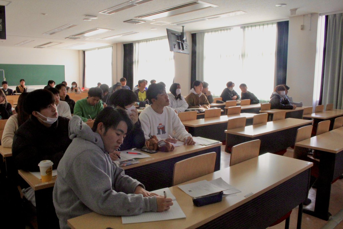 先輩から後輩へ。「教育現場のリアル」を伝授！🏫✨ 
教職の教育実習報告会を開催。
 『後輩に伝えたいリアルな話』や『服装クイズ』など教科書にない生きたアドバイスが引き継がれました。3年生は先輩の言葉を胸に準備を進めましょう！ 
未来の先生たち、応援しています🎓
 #静岡産業大学 #教職 #先生